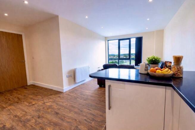 3 bed Apartment to rent Image 5