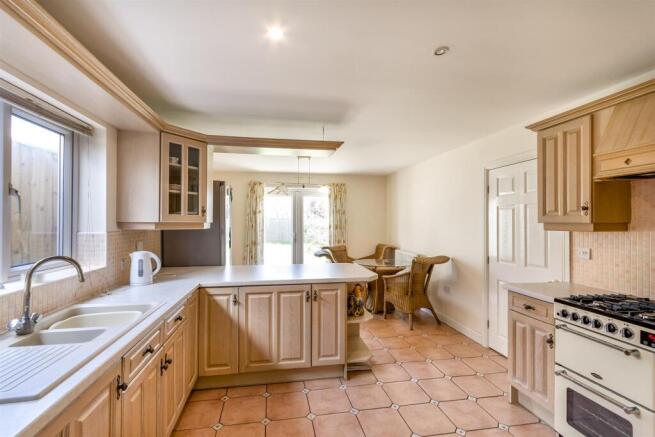 4 bed Detached for sale Image 7