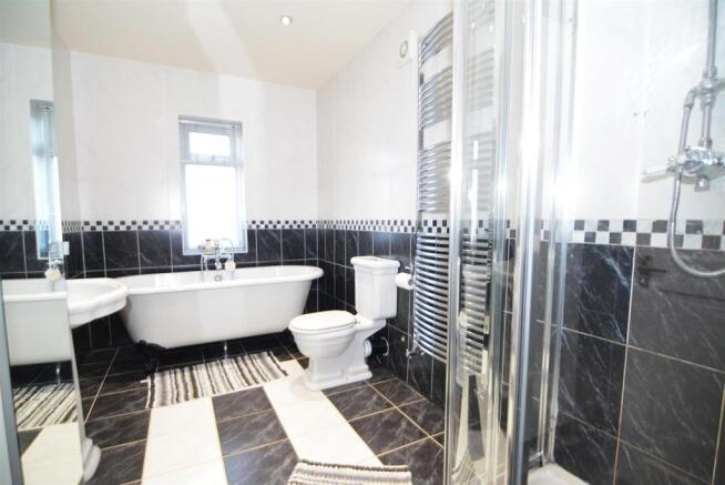 LUXURIOUS HOUSE BATH
