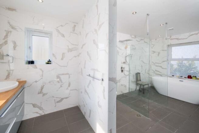En-Suite to Bedroom 1