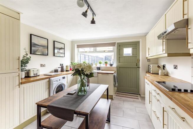KITCHEN/ DINING ROOM