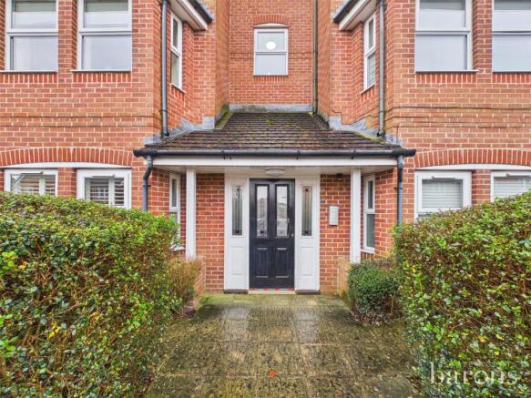 2-bed flat on Oceana Crescent, Beggarwood, Basingstoke, Hampshire, RG22, £210,000