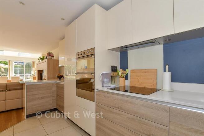Heydon Way, Broadbridge Heath, West Sussex photo 4