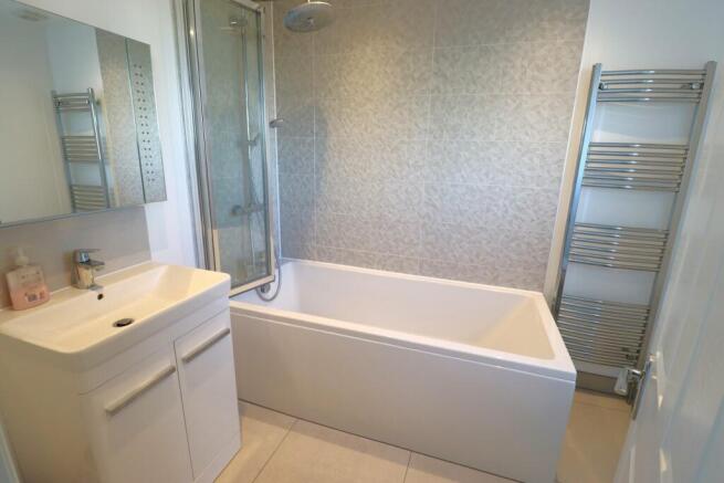 EN-SUITE BATHROOM