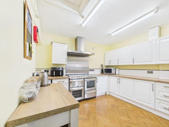 7 bed Semi-Detached for sale Image 4