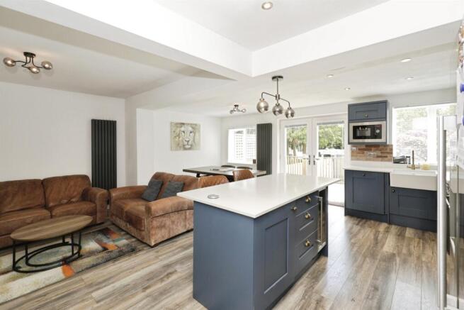 4 bed Semi-Detached for sale Image 12
