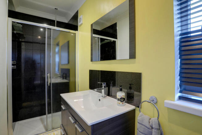 Ensuite to Bedroo...