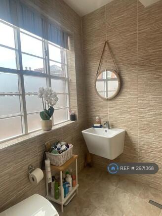 2 bed Penthouse to rent Image 9