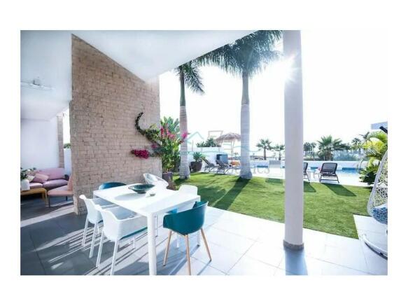 Zona piscina y zona terraza