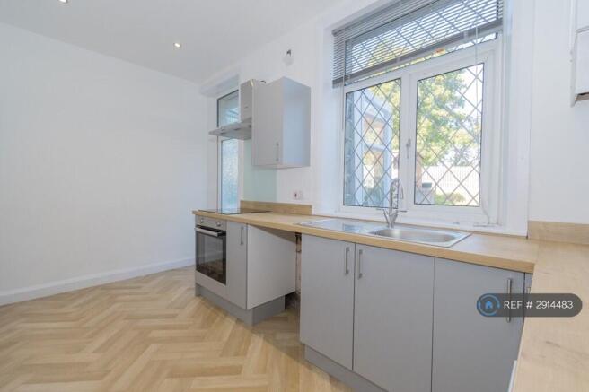 3 bed Terraced to rent Image 5