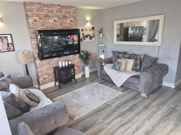 5 bed Town House for sale Image 5