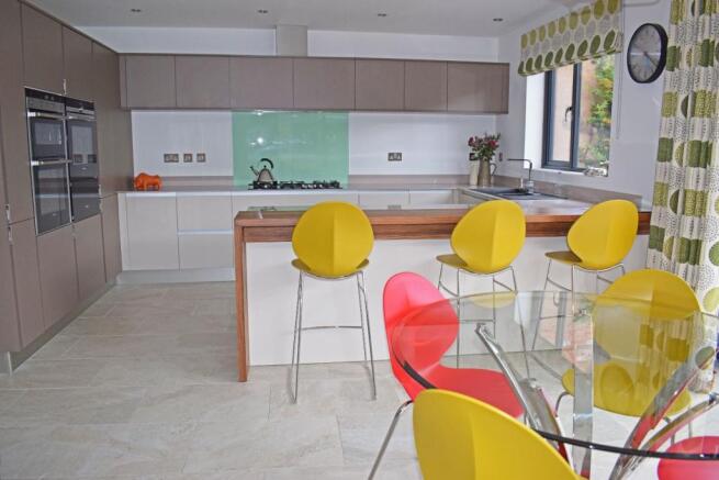 15 Clive Road, family kitchen 2.jpg