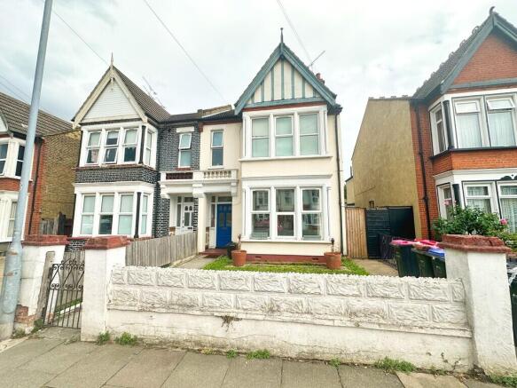 2-bed flat on Valkyrie Road, Westcliff-on-sea, £280,000