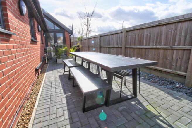 Side sitting area