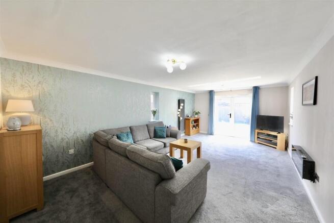 5 bed Detached for sale Image 5
