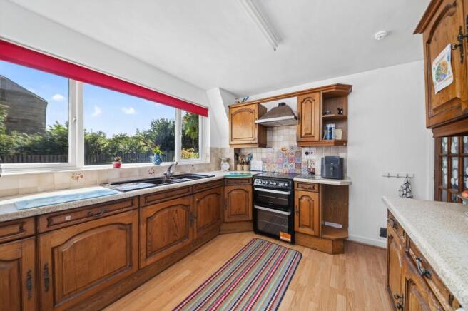 5 bed Detached for sale Image 8