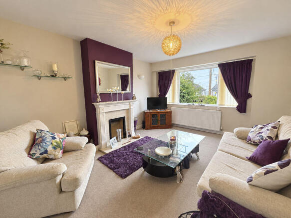 Heath End Road, Chalet Bungalow photo 3