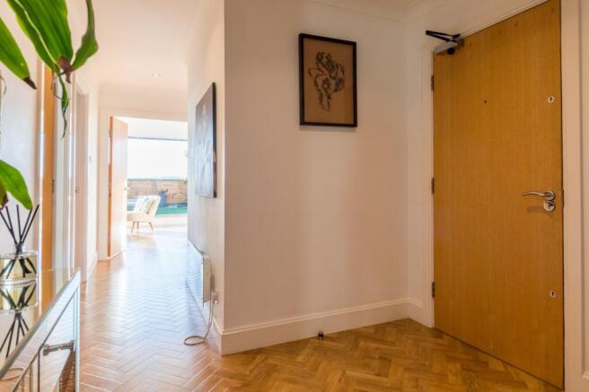 2 bed Penthouse to rent Image 6