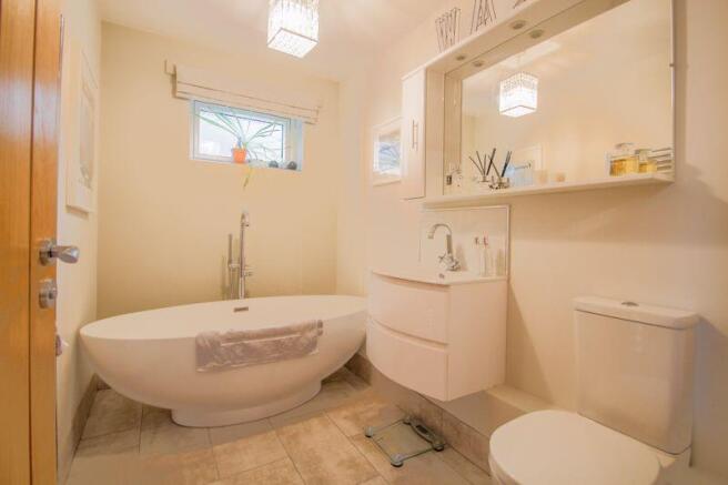 4 bed Detached for sale Image 10