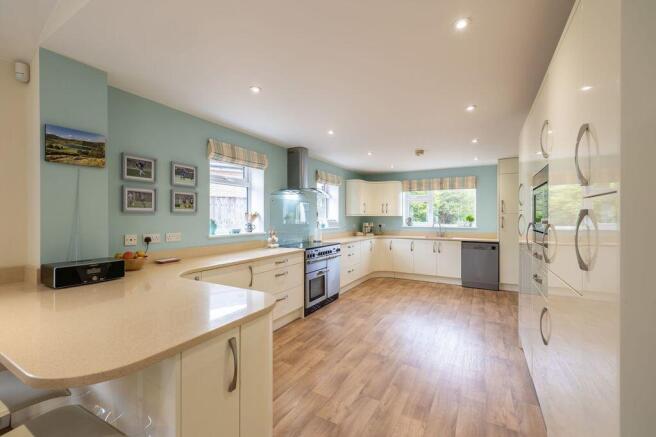 5 bed Detached for sale Image 6