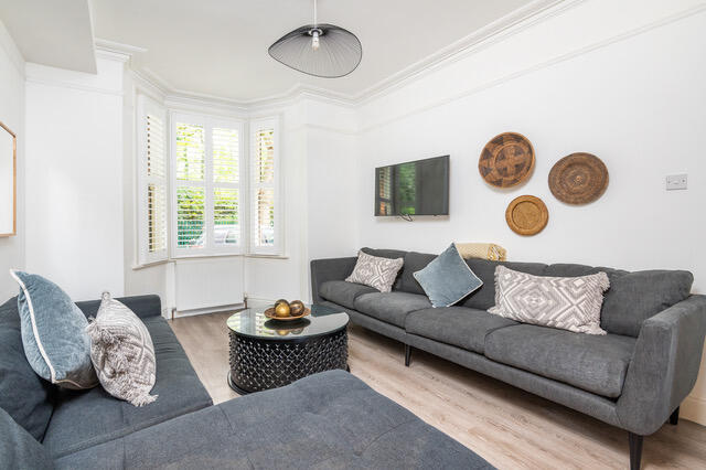 5 bed Town House for sale Image 6