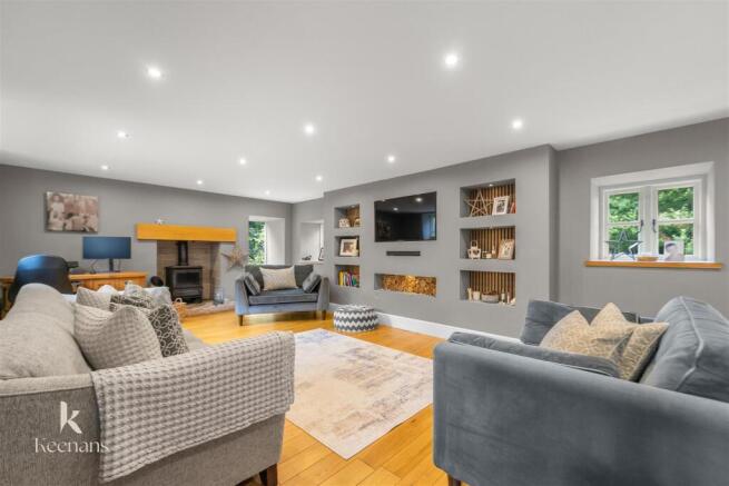 5 bed Detached for sale Image 9