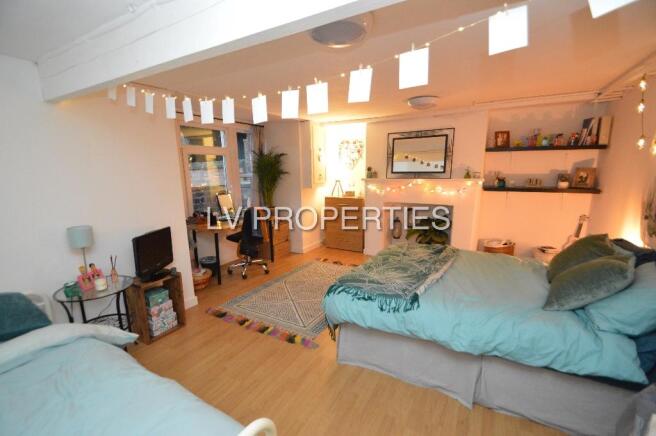 6 bed Terraced to rent Image 7