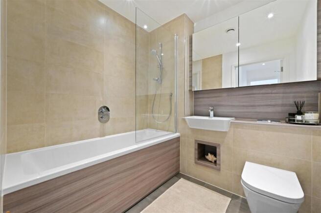 27, Trevillion Mansions - Bathroom6 (1).JPG
