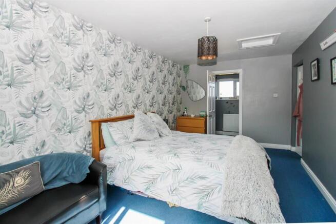 4 bed Detached for sale Image 10