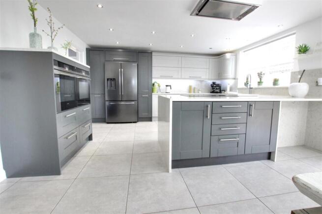5 bed Detached for sale Image 7