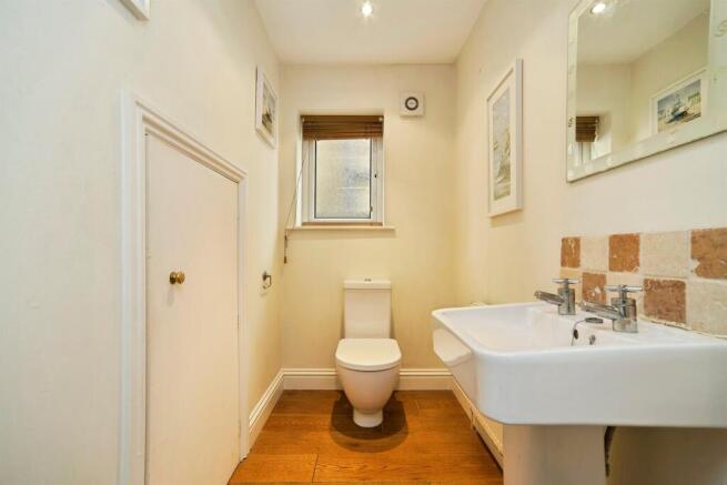 5 bed Detached for sale Image 6