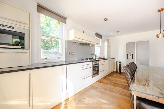 4 bed Detached for sale Image 7