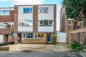 28, Woodlands, Woking GU22 7RU