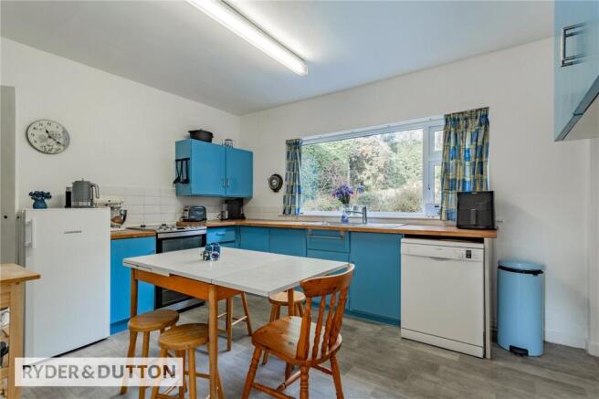 5 bed Detached for sale Image 11