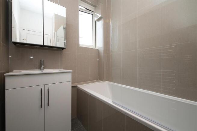 22 Robertson House bathroom.jpg