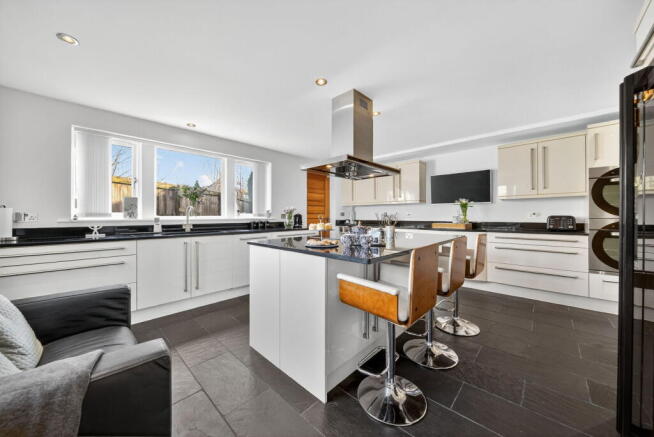4 bed Detached for sale Image 5