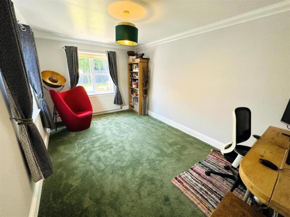 6 bed Detached for sale Image 11