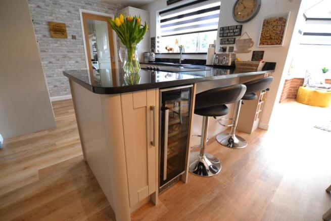OPEN PLAN FAMILY DINING KITCHEN