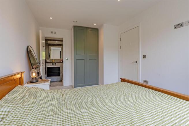 2 bed Flat for sale Image 8