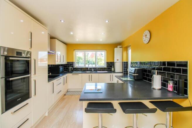 2 bed Detached Bungalow for sale Image 5