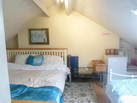 7 bed Detached for sale Image 12