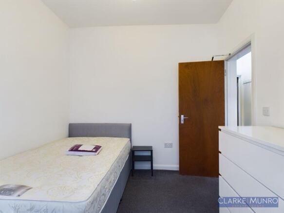 3 bed House Share to rent Image 5