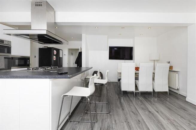 5 bed Detached for sale Image 8