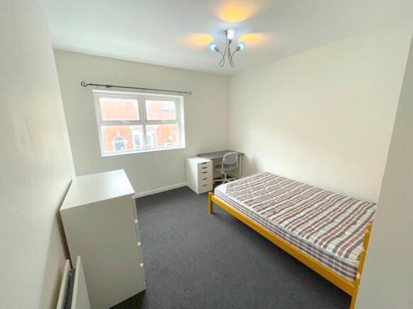 3 bed Apartment to rent Image 4