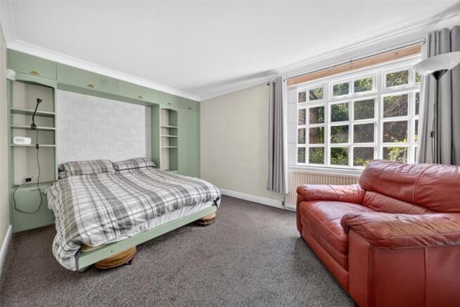 5 bed Detached for sale Image 8