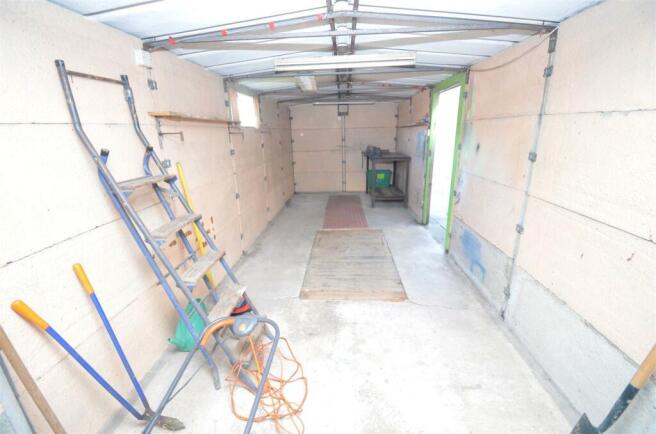 GARAGE & WORKSHOP