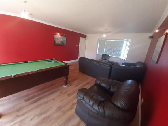 5 bed Semi-Detached to rent Image 8