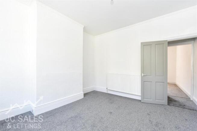 3 bed Terraced to rent Image 6