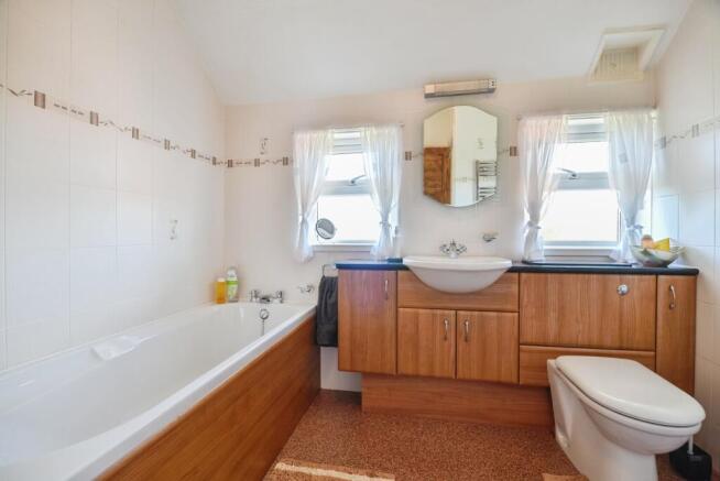 5 bed Detached for sale Image 8