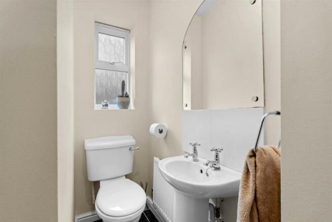 12 Bolton Avenue - Cloakroom.jpg